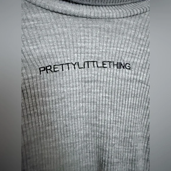 PrettyLittleThing Light Gray crop Ribbed Turtleneck - Picture 2 of 4